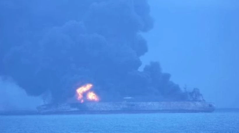 Σαγκάη: Συνεχίζει να φλέγεται για τρίτη μέρα το τάνκερ με ιρανικό πετρέλαιο – Φόβοι για τεράστια οικολογική καταστροφή (βίντεο)